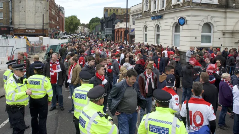 Čak 20.000 Nijemaca u Londonu načinilo kaos: odložena utakmica Arsenala i K&ouml;lna