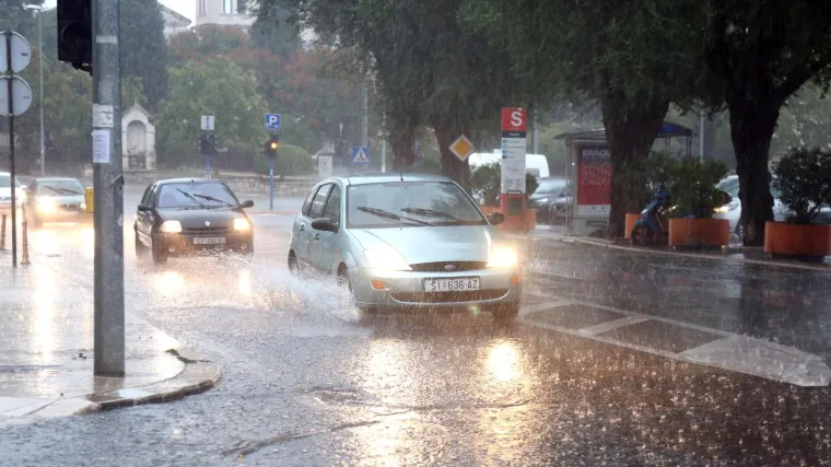 HAK poziva vozače na oprez: ki&scaron;a i mokri kolnici u Hrvatskom primorju i Gorskom kotaru