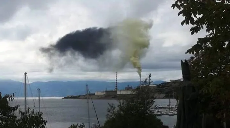 Ekolo&scaron;ki incident: iz dimnjaka Rafinerije nafte Rijeka u Urinju uzdiže se veliki smrdljivi gusti žuto-crni oblak dima
