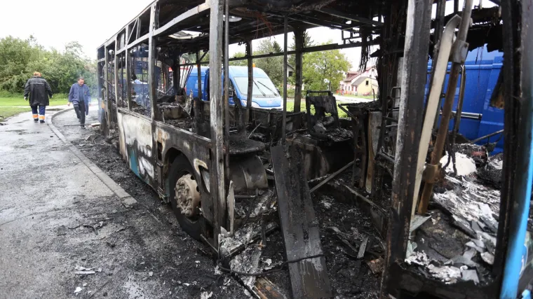 U potpunosti izgorio ZET-ov autobus: putnici bježali van, u tijeku očevid