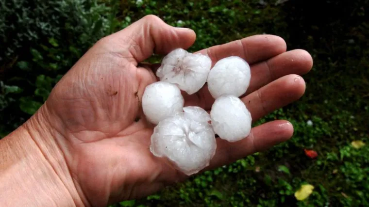 Tuča poharala dijelove Hrvatske:  jednom mu&scaron;karcu led razbio glavu dok je pokrivao automobil