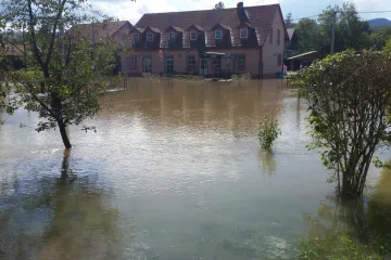 Kaotične scene iz Ogulina: izlila se rijeka Dobra, centar grada potpuno poplavljen