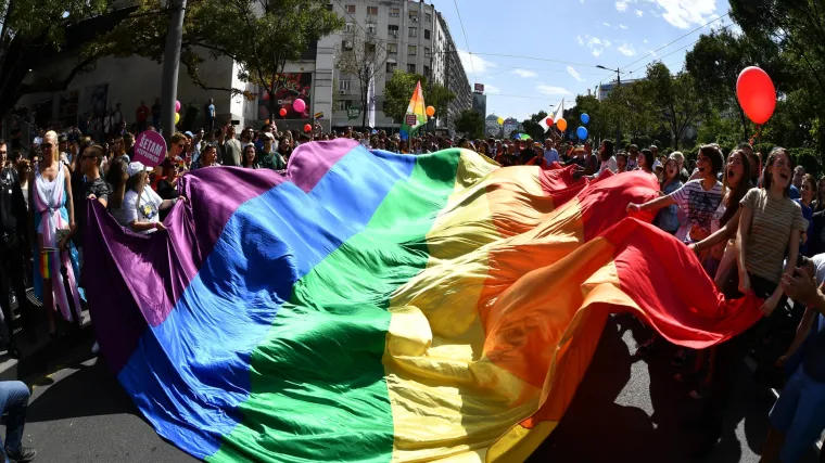 Beogradska parada ponosa pro&scaron;la bez ikakvih incidenata; otvorila ju je Jelena Karleu&scaron;a, a sudjelovala i srpska premijerka