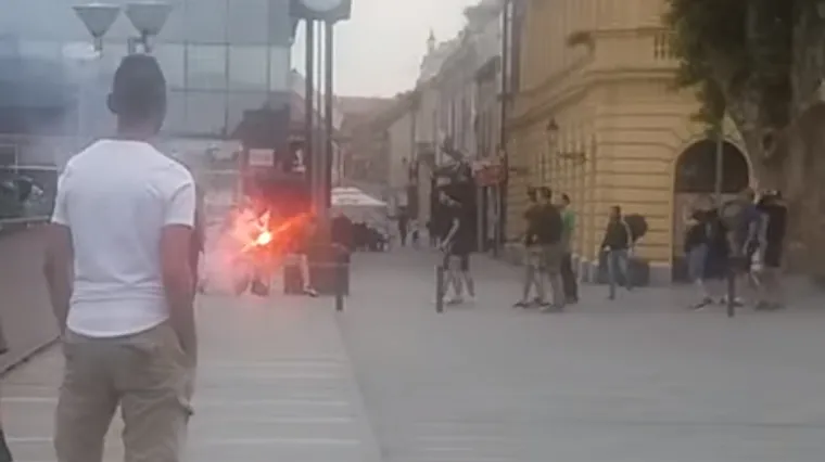 Brutalna tučnjava Torcide i Armade uoči jadranskog derbija: jedna osoba cijelo vrijeme ležala na cesti