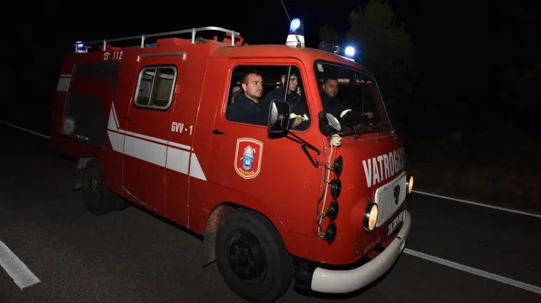 Požar na Hvaru stavljen pod kontrolu: jo&scaron; jedna te&scaron;ka noć za vatrogasce