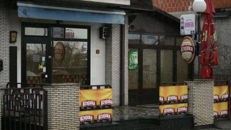 Konobarica odbila poslužiti piće: 35-godi&scaron;njak izgubio razum i u naletu bijesa i&scaron;čupao &scaron;ank