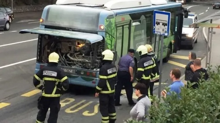 Požar ispred trgovačkog centra u Rijeci: u  vožnji se zapalio autobus na plinski pogon