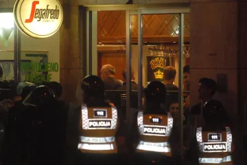 Konobarica ga odbila poslužiti pa je odvalio mramorni šank