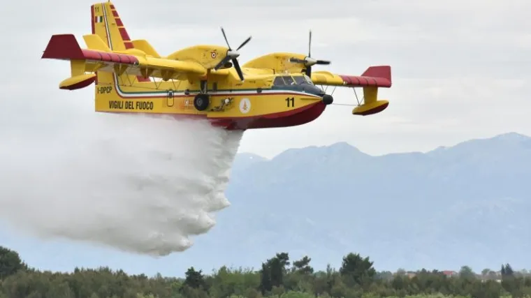 Dva Airtractora gase vatru u vali Vrulje