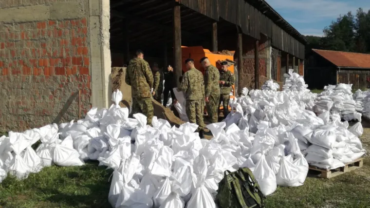 Uzbuna u Ogulinu, vojnici pune vreće s pijeskom