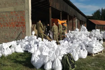 Uzbuna u Ogulinu, vojnici pune vreće s pijeskom