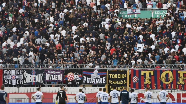 Torcida okrenula leđa igračima i poslala žestoku poruku Armadi