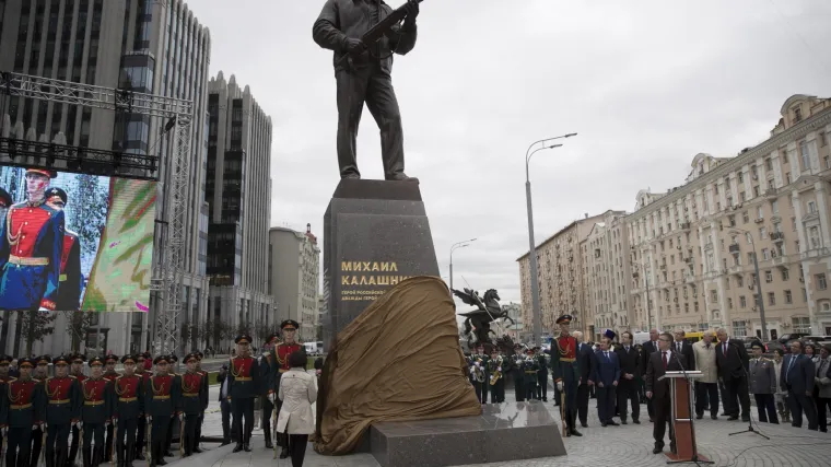 Spomenik Kala&scaron;njikovu: u Moskvi otkriven kip izumitelja najpopularnije pu&scaron;ke na svijetu