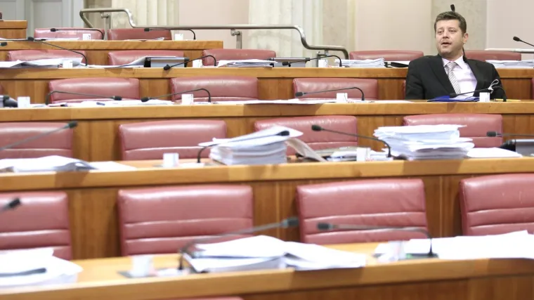 Sabornica poluprazna: za izbjegavanje kazni zastupnicima je dovoljno registrirati se karticom i - otići