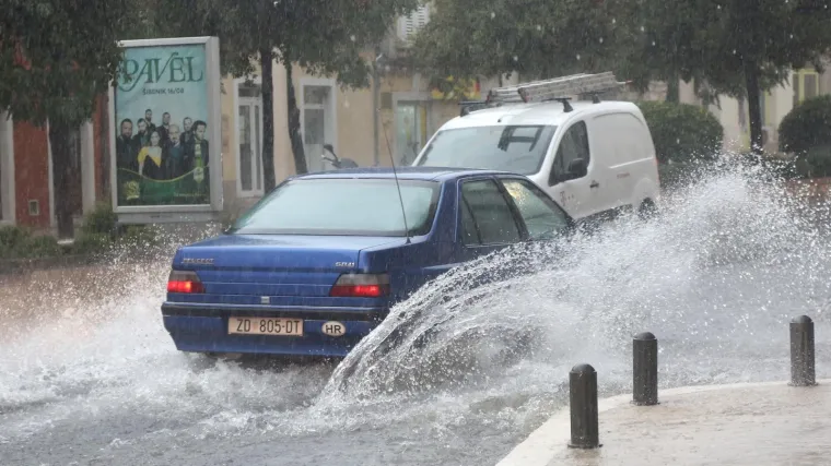 Vozači, oprez: ki&scaron;a i mokri kolnici usporavaju jutros promet u većem dijelu zemlje
