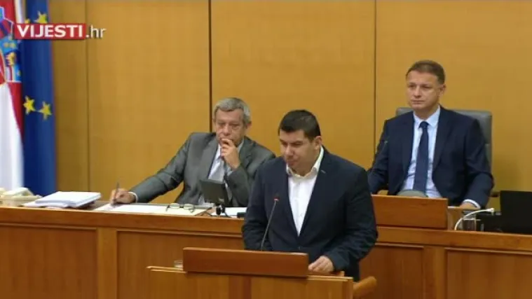 'Nemojte imati jo&scaron; jedan histerični napad, ali moram vas pitati - koliko ste poreznog duga otpisali Agrokoru?'