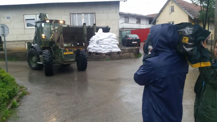 Pomoć Ogulinu u obrani od poplava: na terenu 72 vojnika, 12 pumpi za vodu i amfibija