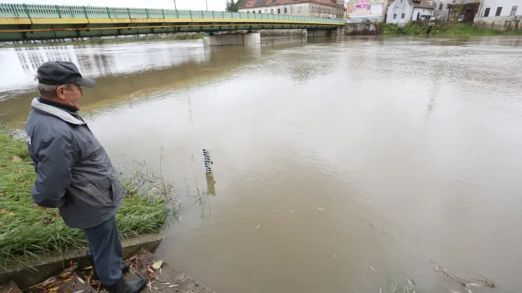 U Karlovcu se ne očekuje poplava: Stožer svejedno zasjeda kontinuirano i puni se tisuće vreća s pijeskom