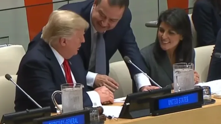 Ivica Dačić usred sjednice UN-a s leđa pri&scaron;ao Donaldu Trumpu i pokazivao mu naslovnice srpskih novina