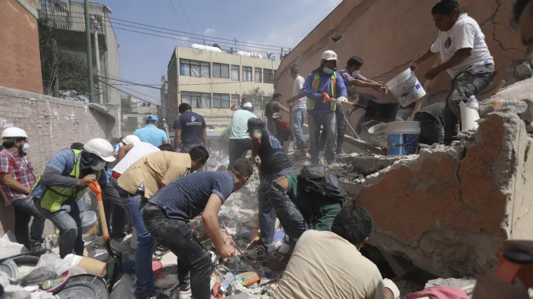 U tijeku očajnička potraga: pod ru&scaron;evinama meksičke &scaron;kole nalazi se jo&scaron; 30-ak učenika