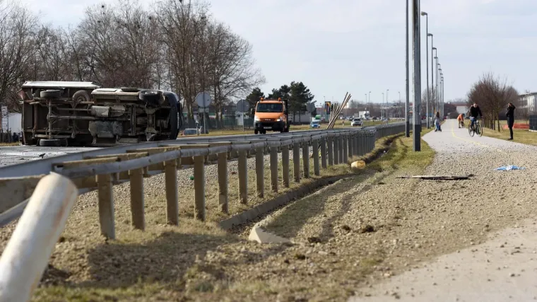 Kamion pun 'Žuje' zavr&scaron;io u jarku na autocesti A4: radnici odmah regirali kako bi spasili hektolitre piva
