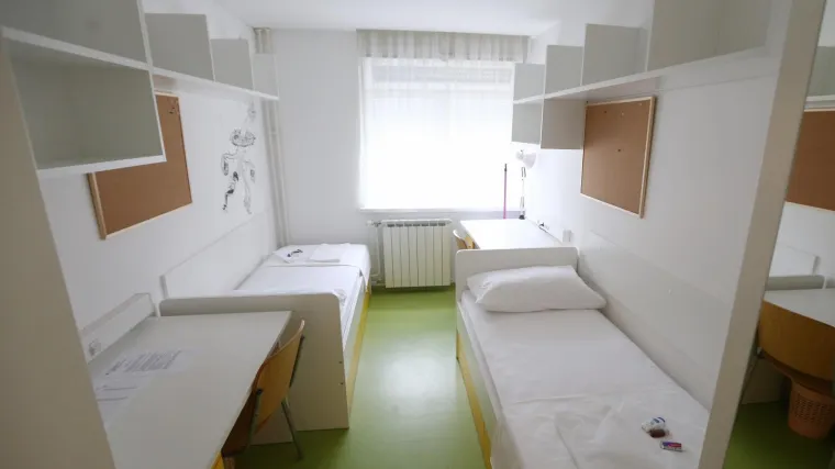 Početak nove akademske godine je tu, a to znači da cvjeta i ilegalna trgovina mjestima u studentskim sobama