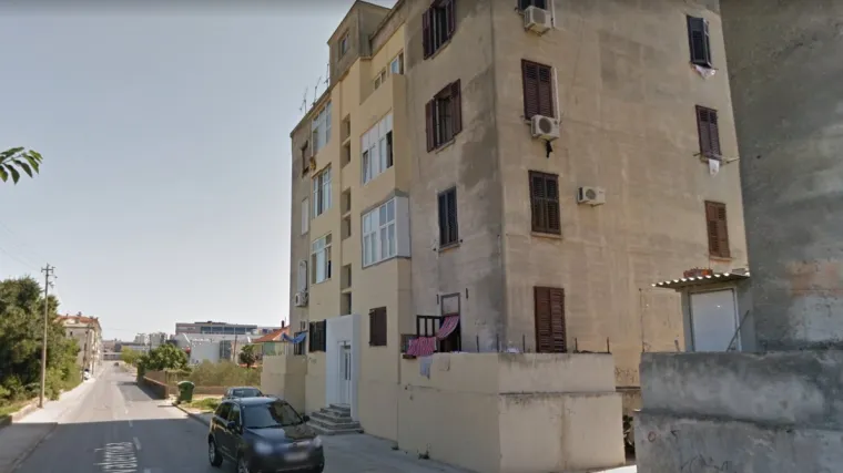 Na cesti kraj stambene zgrade pronađeno mrtvo tijelo starije ženske osobe