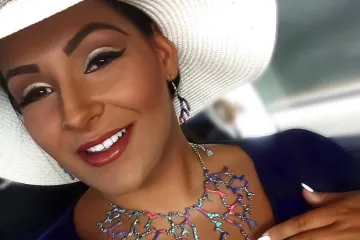 Pripijena haljina, blještavilo, težak make up i vrlo 'ozbiljna' frizura