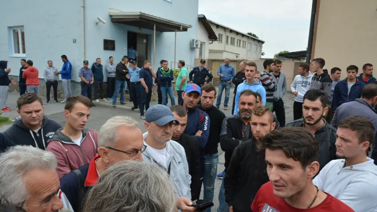 Obitelj i prijatelji izbodenih mladića okupili se ispred policije: 'Počeo je mahati nožem i ranjavati kako je stigao'