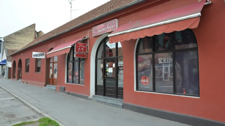 &Scaron;est osoba ozlijeđeno u kafiću u Slatini: 'U&scaron;ao je s dva noža i krenuo bosti'