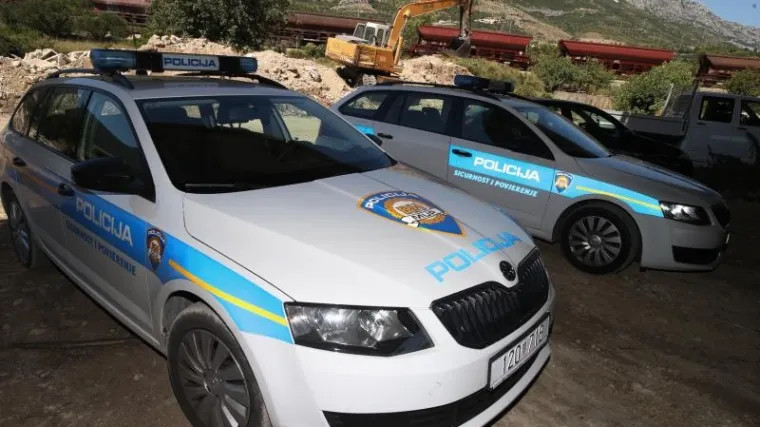 Odvijačem lomio klupice, izgrebao i probušio sjedalo, a imao je i ilegalno oružje