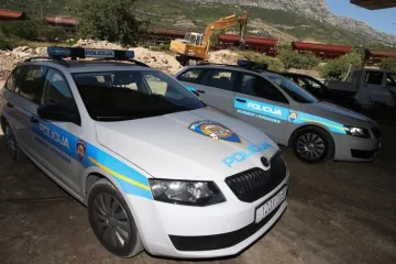 Odvijačem lomio klupice, izgrebao i probušio sjedalo, a imao je i ilegalno oružje