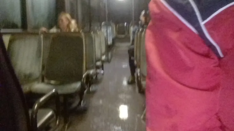 'Sva sjedala mokra, prozori se ne mogu zatvoriti. Zar nas smatraju stokom?'