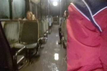 'Sva sjedala mokra, prozori se ne mogu zatvoriti. Zar nas smatraju stokom?'