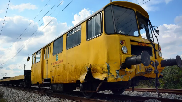 Tragedija na željezničkoj pruzi: u naletu servisnog pružnog vozila smrtno stradao vozač traktora