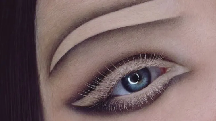 Make up artistica pokrenula je trend 'negative space obrva' i moramo priznati da izgledaju predobro