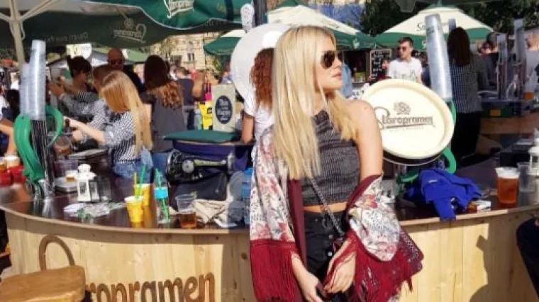 Ecija Ivu&scaron;ić u hamburgerima uživa u prilično oskudnom izdanju: Nije li ovo premalo slojeva za jesensku ki&scaron;u?