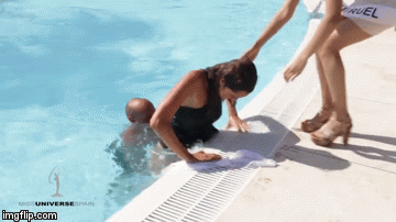 Trebala je samo hodati pored bazena, ali i to je zakomplicirala