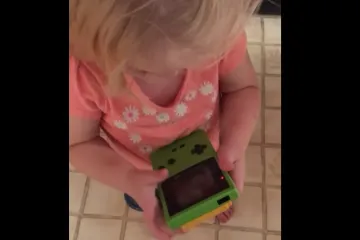 Djevojčica u ruke dobila Gameboy iz prošlog stoljeća, njezina reakcija je sve