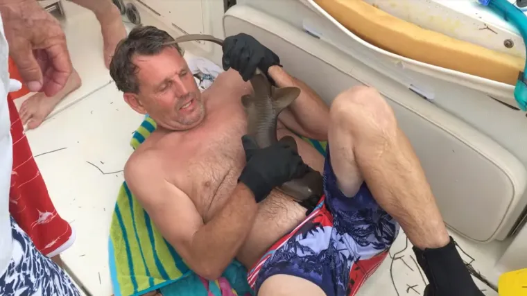 Morski pas ugrizao ronioca za trbuh, pogledajte kroz kakve je muke prolazio