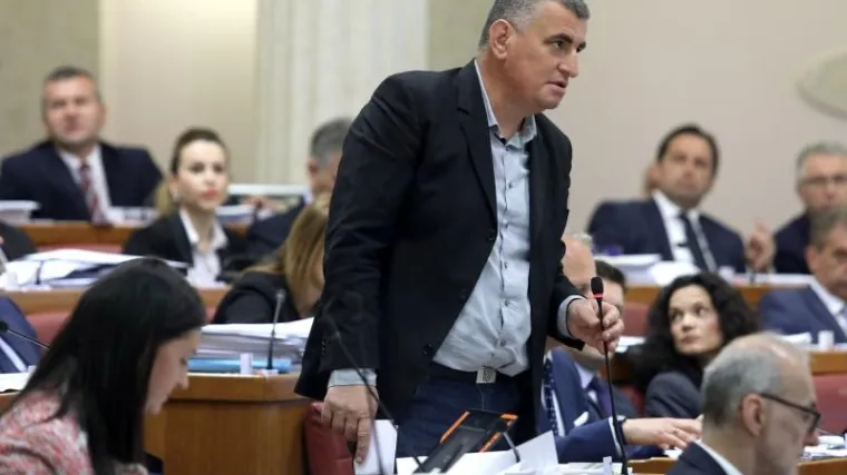 'Ministre Mariću, izađite za govornicu!'