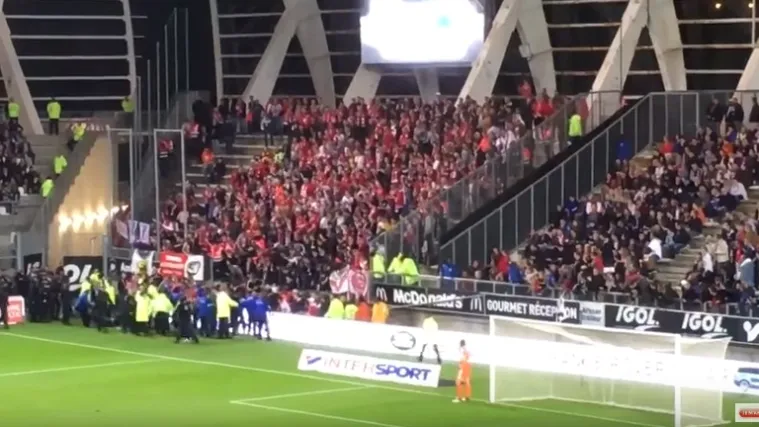 Ružne scene u Francuskoj: popustila ograda na tribini s gostujućim navijačima, ima ozlijeđenih