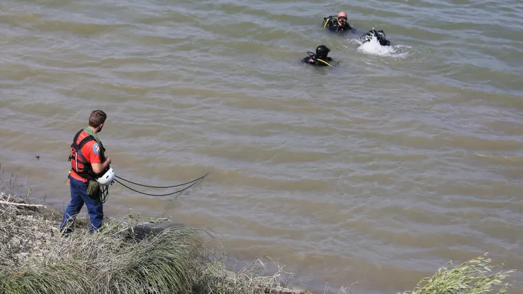 Ronioci vode bitku s brzom i nabujalom rijekom