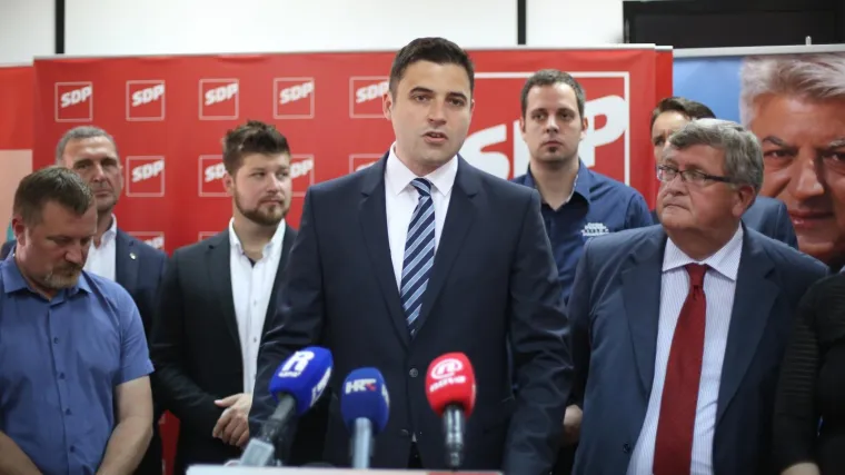 'Bero, pročitaj Andersonovu bajku Carevo novo ruho. Stvarno je poučno'