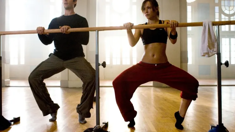 Nastavak plesnog hita prati buntovnu uličnu plesačicu koja se poku&scaron;ava uklopiti u elitnu umjetničku &scaron;kolu (Step Up 2: Ulice)