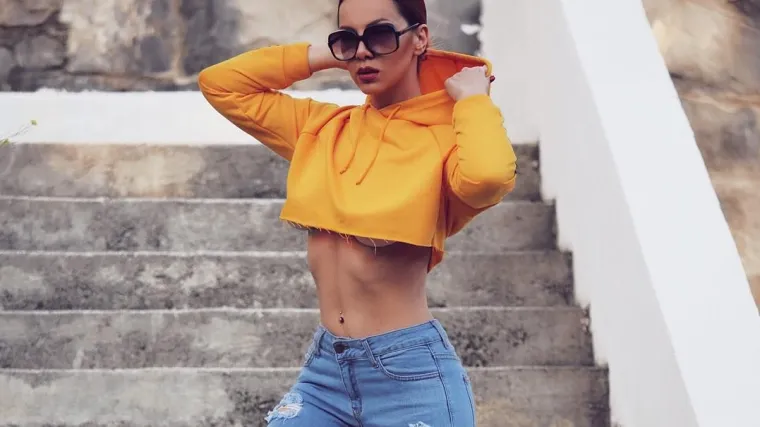 Ispod (pre)kratke majice naziru se grudi...