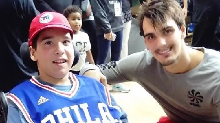 Iznenađenje za dječaka koji boluje od cerebralne paralize: Dario &Scaron;arić posjetio 17-godi&scaron;njeg Dominika nakon operacije