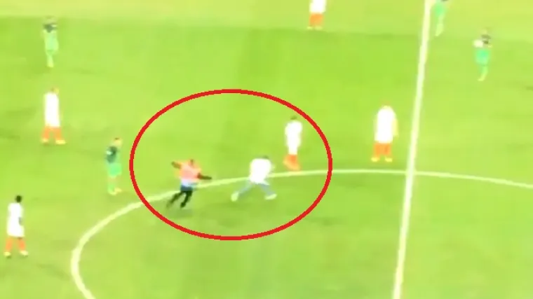 Navijač na travnjaku i papirnati avion zvijezde su večeri utakmice u Londonu