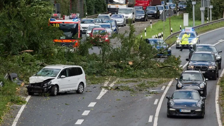 Najmanje 7 mrtvih, promet zaustavljen, građani se u metrou skrivaju od vjetra