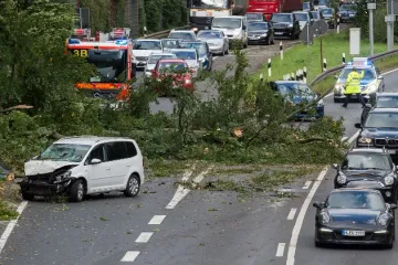 Najmanje 7 mrtvih, promet zaustavljen, građani se u metrou skrivaju od vjetra